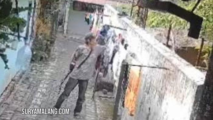 Rekaman-CCTV-viral-di-media-sosial-Kota-Malang-pengamen-mencuri-celana-dalam-perempuan.jpg