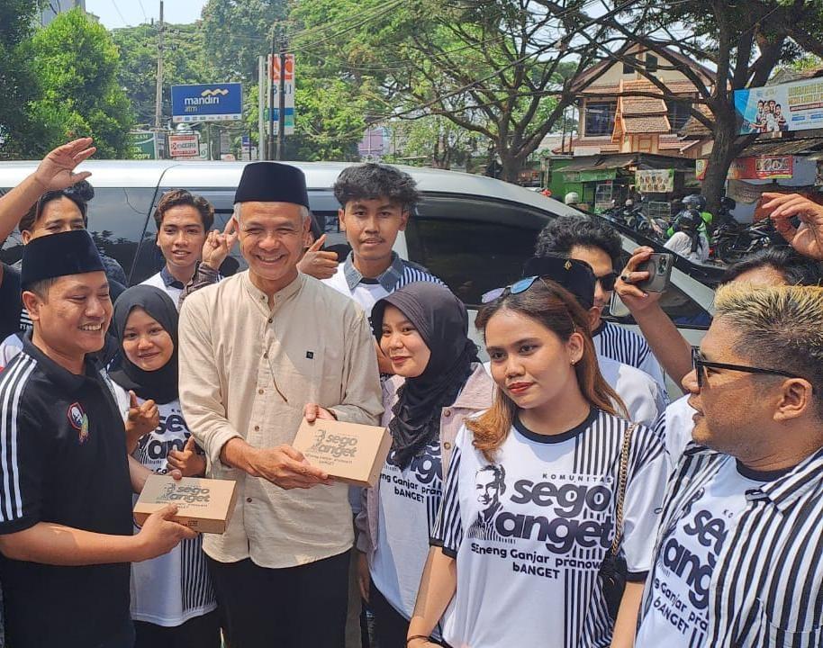 Relawan Sego Anget Penyokong Ganjar Bagikan Nasi Kotak di Depan Ponpes Al Hikam, Malang