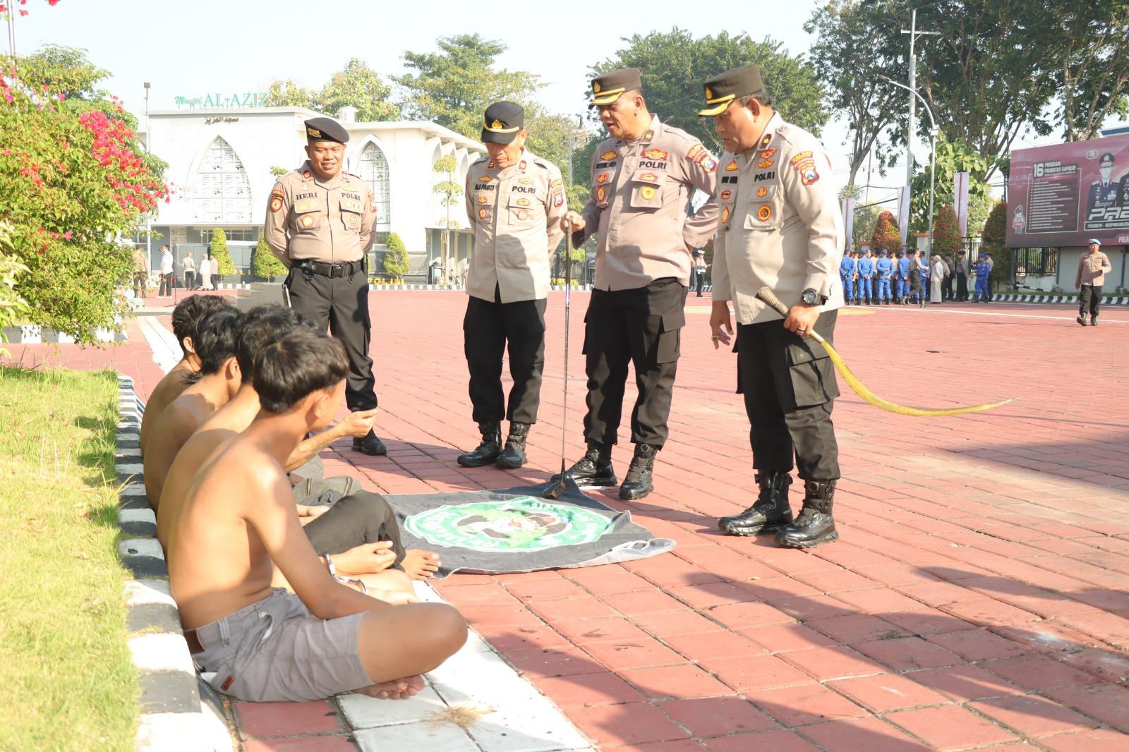 2 Anggota Gangster dari Surabaya Hajar dan Sundut Rokok Remaja di Gresik