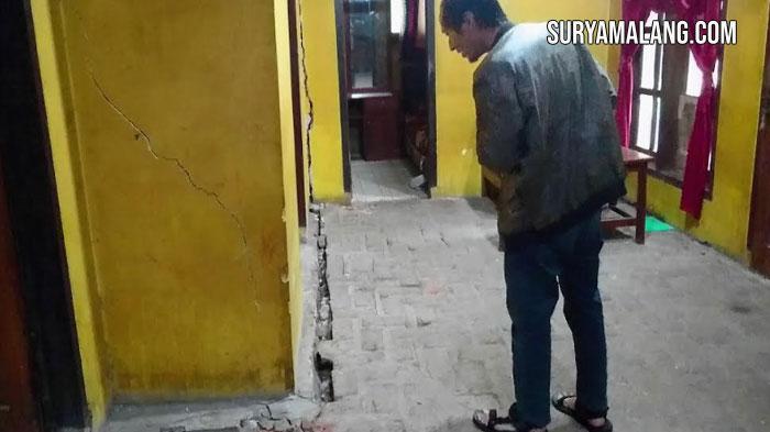 Retakan-memanjang-membelah-rumah-warga-di-DesaKecamatan-Tanggunggunung-karena-tanah-gerak.jpg