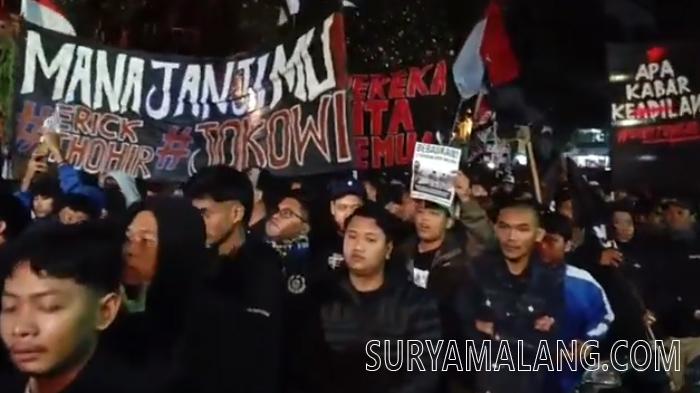 Ribuan-Aremania-turun-ke-jalan-menuntut-pengusutan-tuntas-Tragedi-Kanjuruhan.jpg