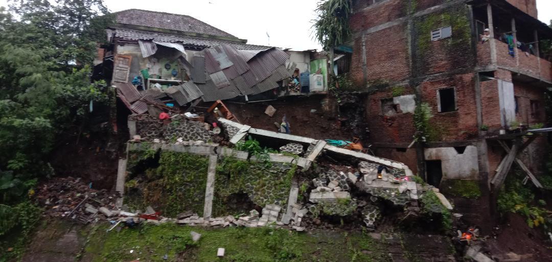 Rumah-di-Jalan-Tapak-Siring-Gang-4-Kecamatan-Klojen-Kota-Malang-ambrol-Rabu-19112025.jpg
