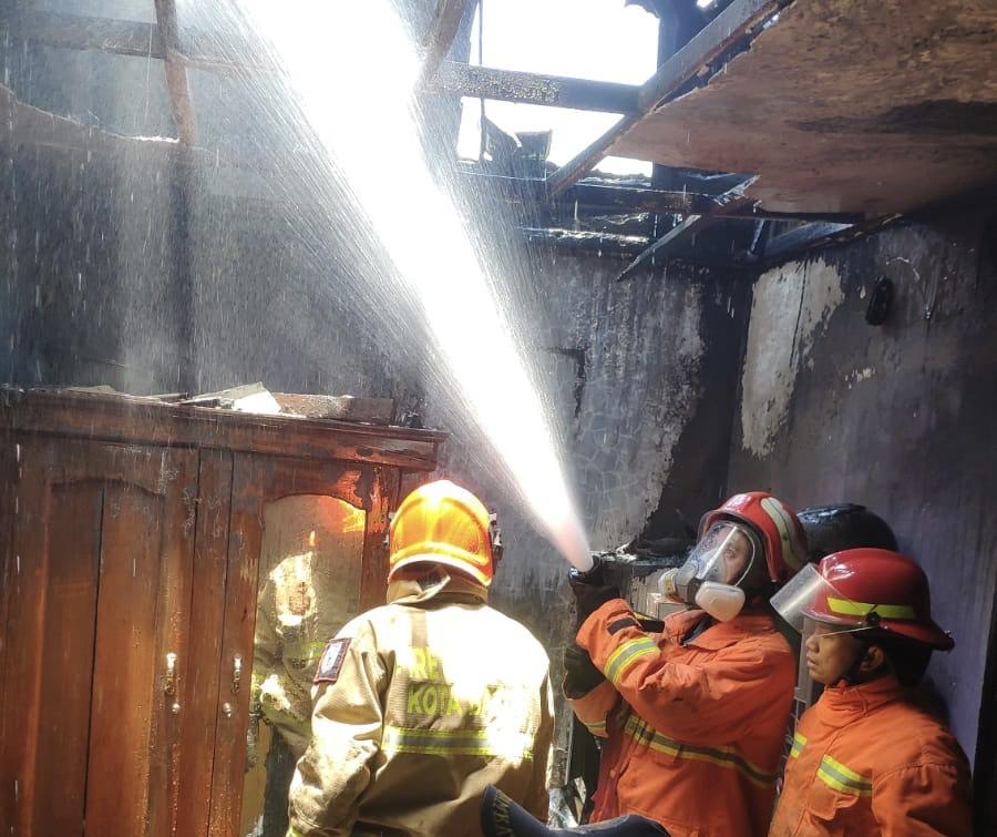 Rumah-di-Jalan-Trunojoya-RT-3-RW-9-Dusun-Rejoso-Desa-Junrejo-Batu-terbakar.jpg