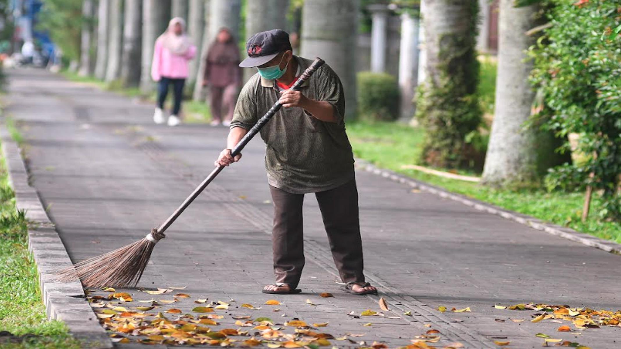 SAPU-TAMAN-PETUGAS-KEBERSIHAN-KERJA-SOSIAL.jpg