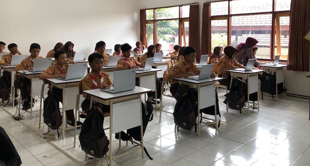 SEKOLAH-RAKYAT-SRMP-14-Kota-Batu-Masing-masing-siswa-mendapat-laptop.jpg