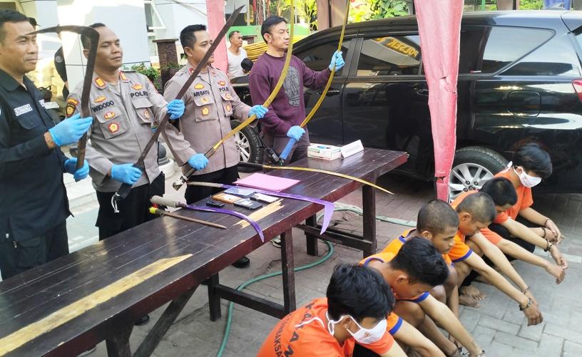Gangster Pamer Celurit di Live Instagram Demi Cari Musuh Tawuran di Jalanan Surabaya