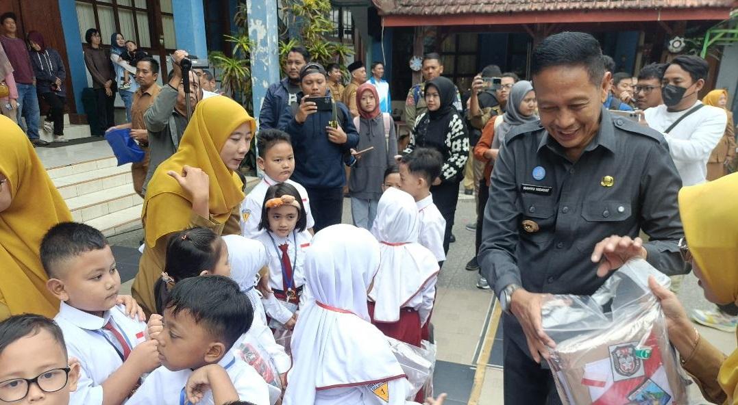 SERAGAM-SEKOLAH-Wali-Kota-Malang-Wahyu-Hidayat-memberikan-seragam.jpg
