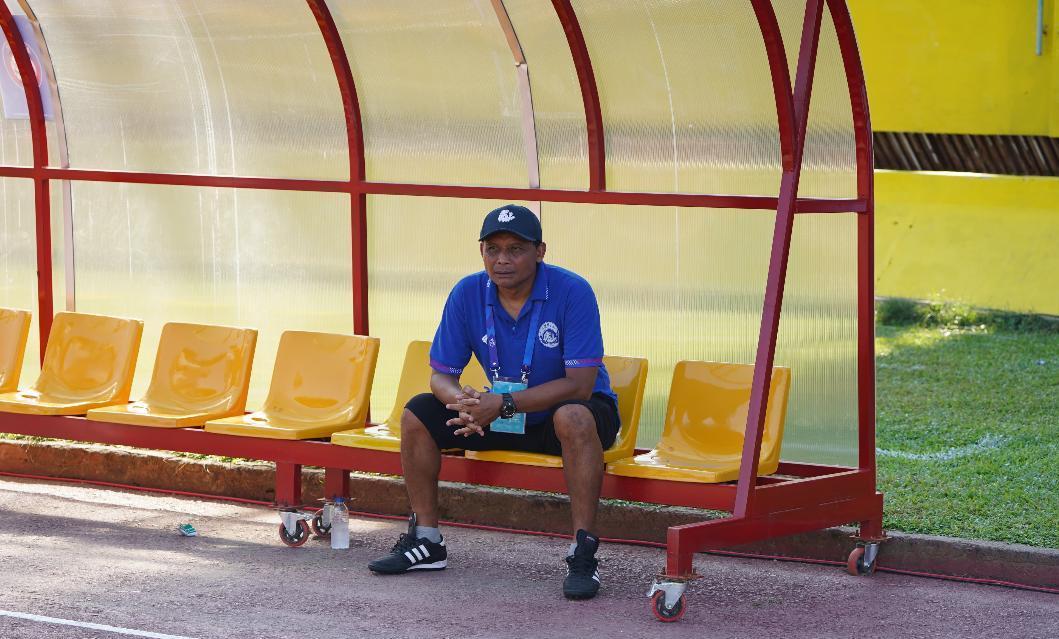 SINGO-EDAN-Almarhum-Kuncoro-saat-masih-menjadi-asisten-pelatih-Arema-FC.jpg