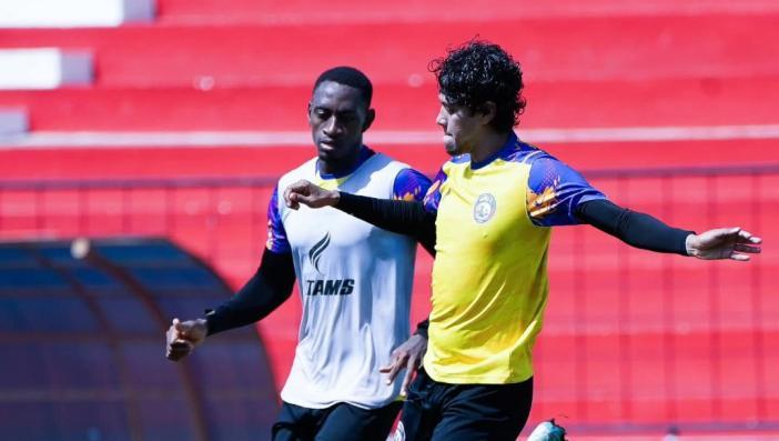 SINGO-EDAN-Betinho-dan-Matheus-Blade-dalam-sesi-latihan-Arema-FC-di-Stadion-Gajayana.jpg