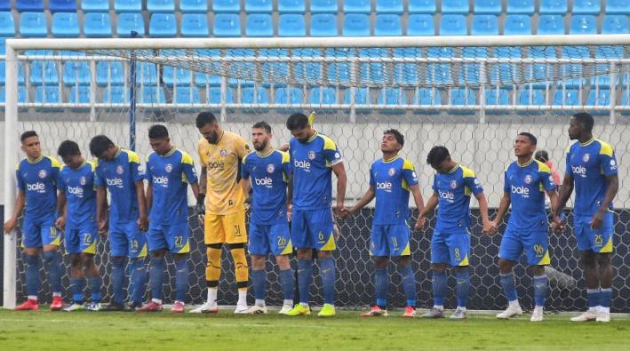 suryamalang/SINGO-EDAN-Pemain-Arema-FC-berdoa-di-depan-gawang-sebelum-bertanding-melawan-Persita.jpg