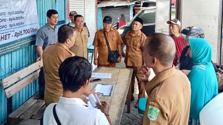 STABILKAN-HARGA-MINYAK-Operasi-pasar-murah-digelar-di-Pasar-Pandaan-Pasuruan.jpg