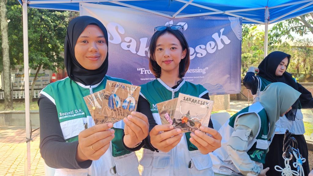 STIE-MalangKucecwara-Sakaresek-produk-aksesoris-hasil-daur-ulang-dari-sampah-plastik.jpg