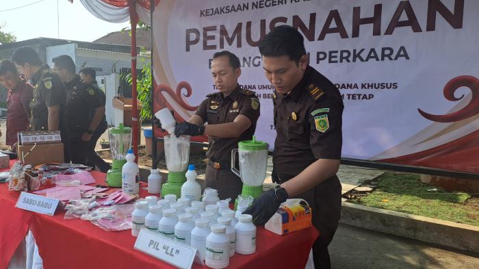 Sabu-dan-Pil-Diblender-Kejari-Kabupaten-Malang-Musnahkan-Barang-Bukti-dari-62-Perkara.jpg