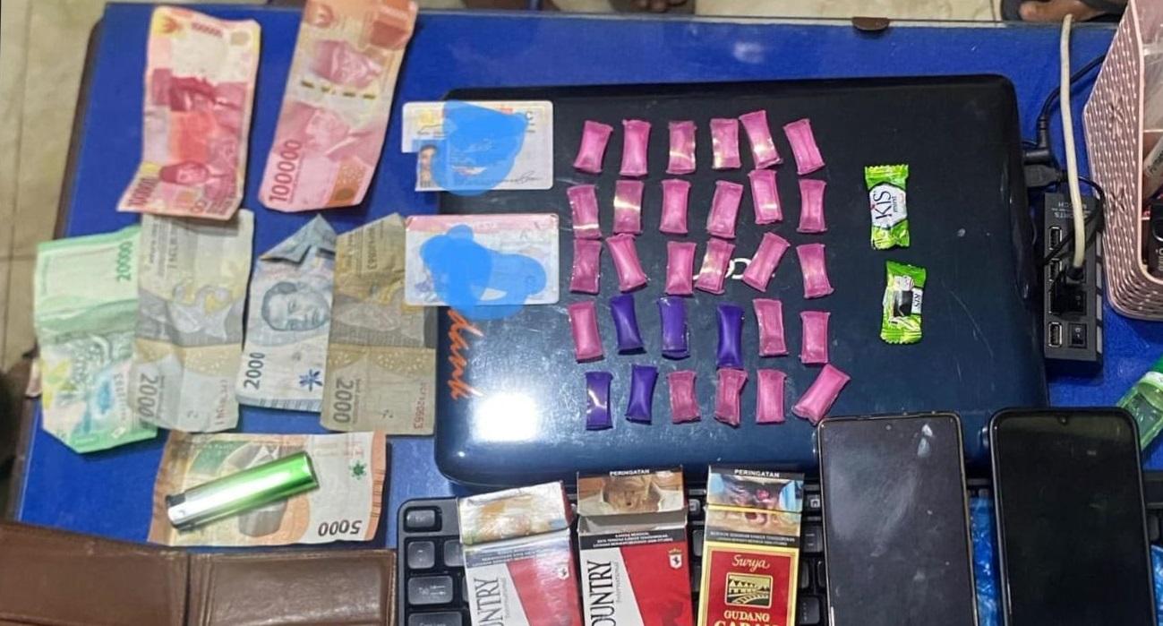 Sabu-sabu-Barang-bukti-yang-disita-dari-dua-pria-di-wilayah-Kecamatan-Sempu-Banyuwangi.jpg