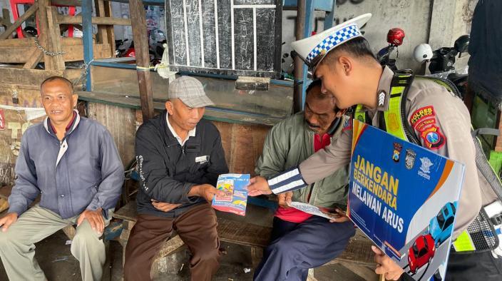 Satlantas-Polres-Malang-membagikan-pamflet-berisi-tata-tertib-berlalu-lintas-Pasar-Singosari.jpg