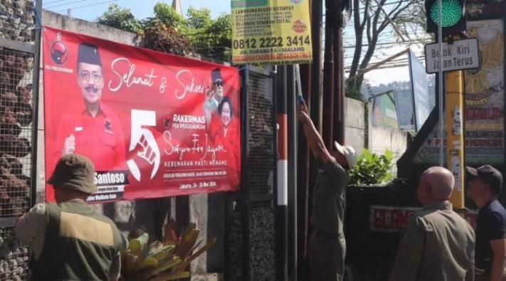 Satpol-PP-Kota-Batu-membersihkan-banner-ilegal-jelang-Pilkada-2024.jpg