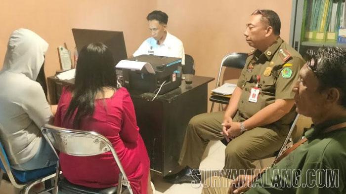 Satpol PP Pamekasan Jebak 2 Pelacur MiChat Umur 24 dan 31 Tahun asal Tegal dan Bekasi