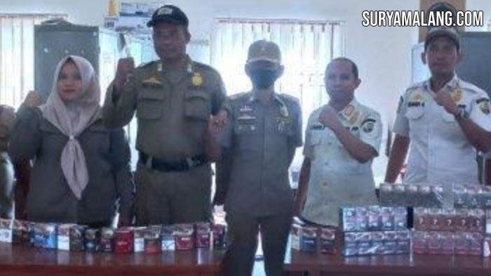 Satpol-PP-Sampang-saat-mengamankan-ratusan-rokok-ilegal-j.jpg