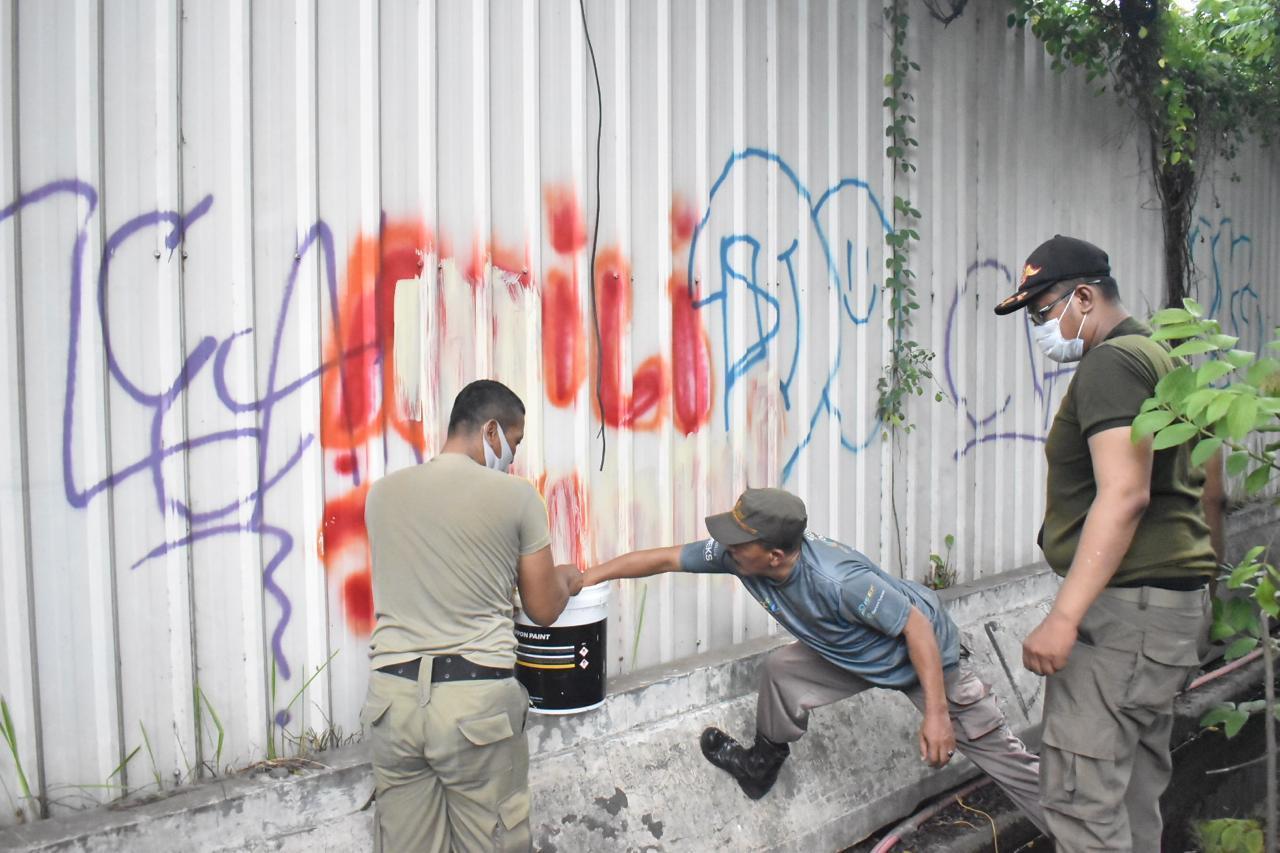 Sejumlah Titik di Kota Surabaya Menjadi Lokasi Vandalisme Bertuliskan ‘Adili Jokowi’