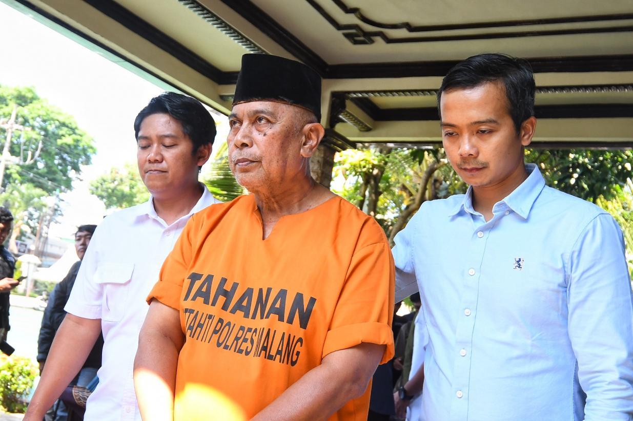 Satreskrim-Polres-Malang-Unit-Tipikor-menangkap-Suhardi-mantan-Kades-yang-diduga-korupsi.jpg
