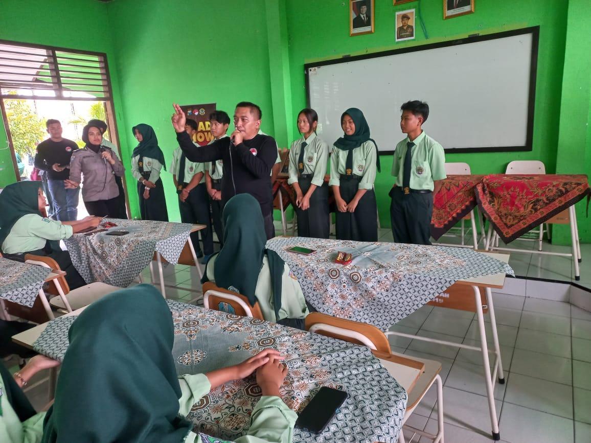 Satresnarkoba-Polres-Kediri-mengajak-ratusan-pelajar-SMAN-1-Ngadiluwih-untuk-menjauhi-narkoba.jpg