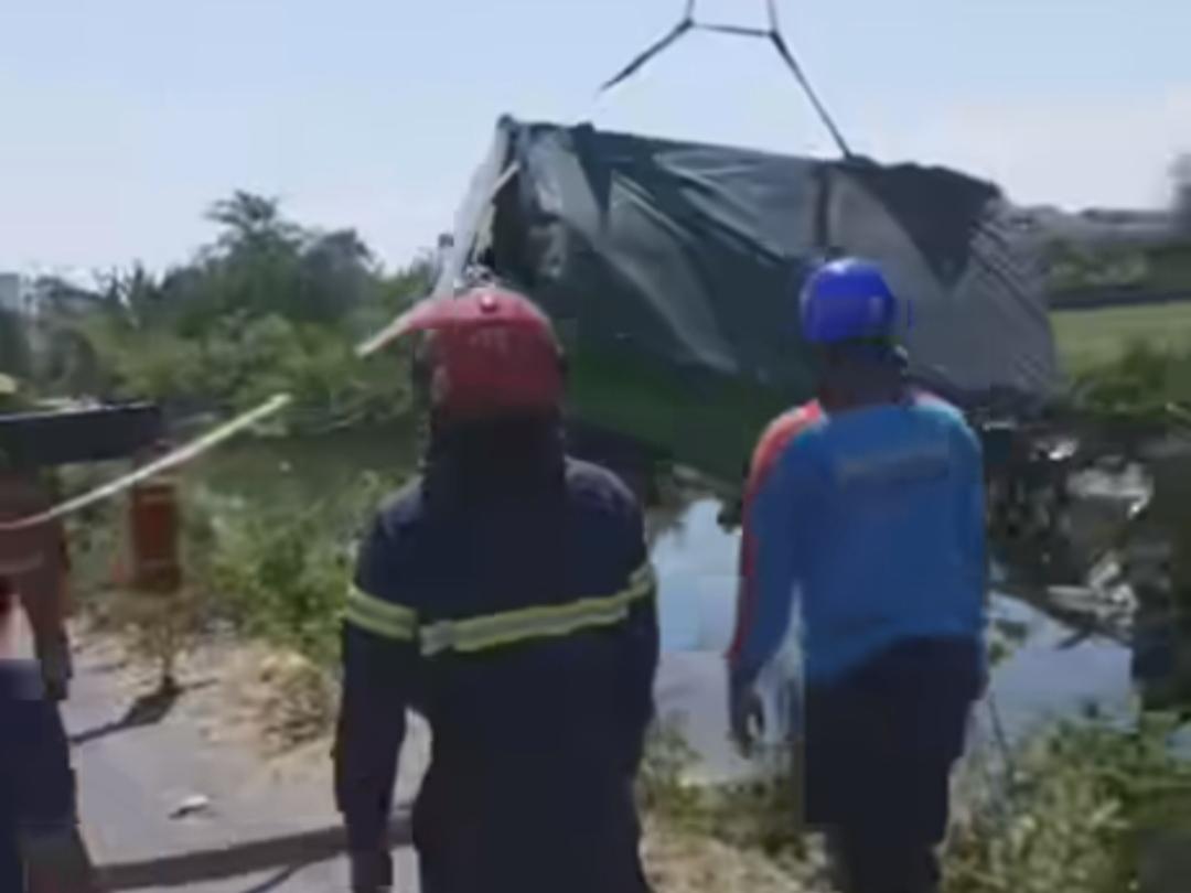 Odong-odong Angkut 15 Orang Tercebur ke Sungai di Surabaya, Sejumlah Penumpang Luka