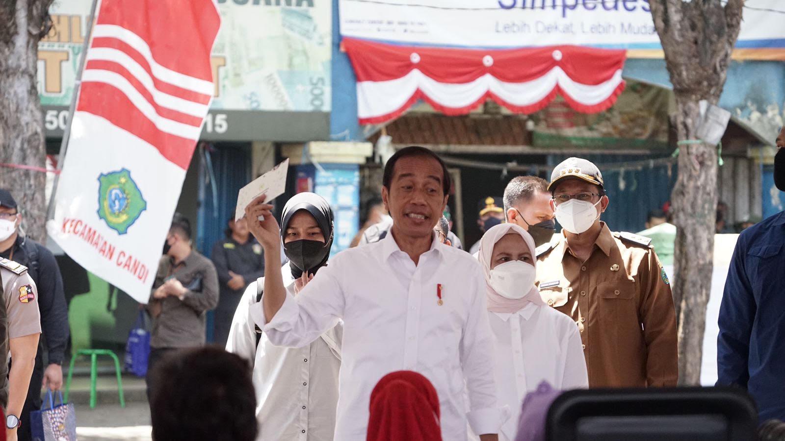 Presiden Jokowi Bagikan Bansos di Pasar Larangan