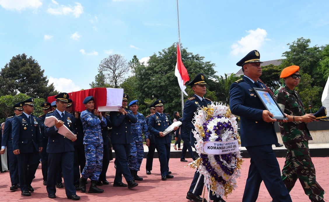 Sejumlah-prajurit-TNI-mengusung-peti-jenazah-korban-jatuhnya-pesawat-TNI.jpg