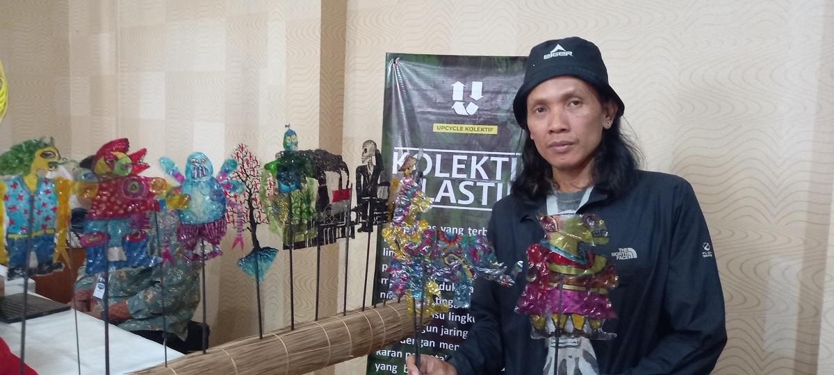 Seniman-Dapeng-Gembiras-membuat-wayang-dari-limbah-plastik-botol-minuman.jpg