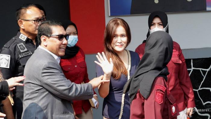 Senyum-Merekah-Jessica-Wongso-Bebas-dari-Penjara-1.jpg