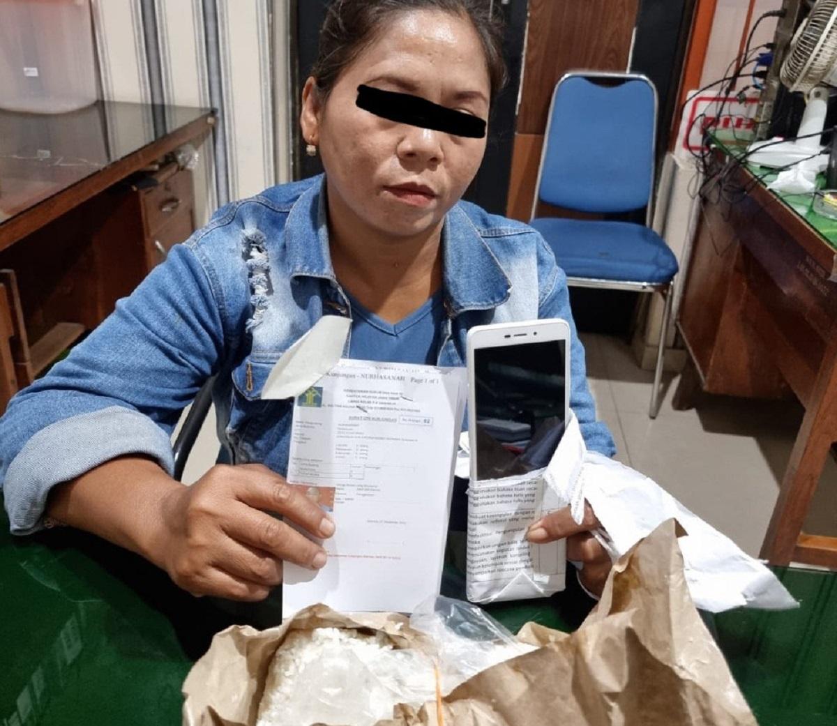 Kangen Suami, Wanita Ini Nekat Selundupkan Ponsel dalam Bungkus Nasi ke Lapas Sidoarjo