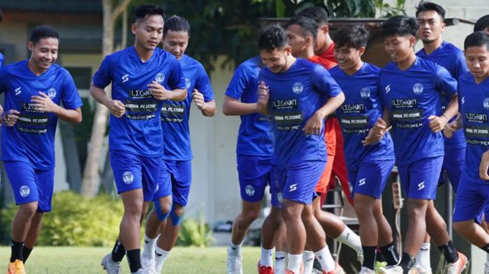 Sesi-latihan-perdana-Arema-FC-di-Lapangan-Universitas-Brawijaya-Selasa-10-Mei-2022.jpg