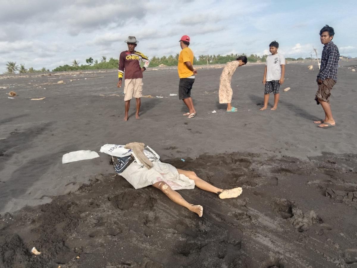 Jasad Pria Misterius Ditemukan Tergeletak di Tepi Pantai Bambang Lumajang, Begini Ciri-cirinya