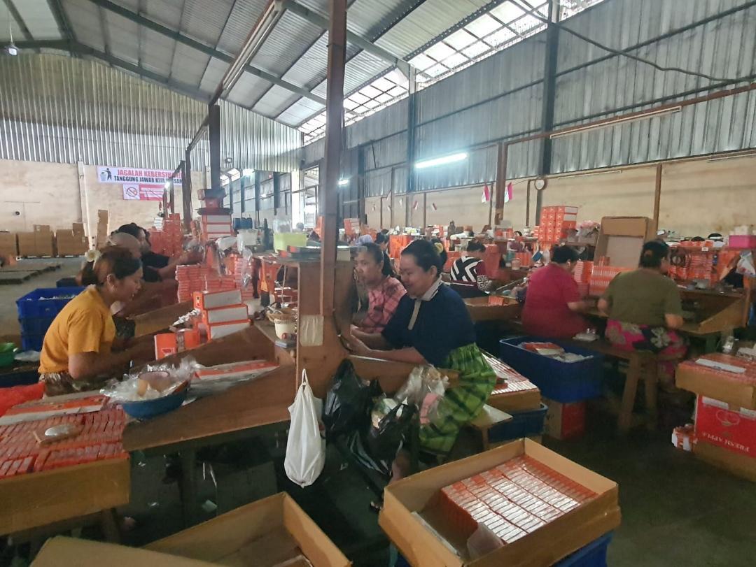 Sigaret-Kretek-Tangan-SKT-di-sebuah-pabrik-rokok-yang-berada-di-Kabupaten-Malang.jpg