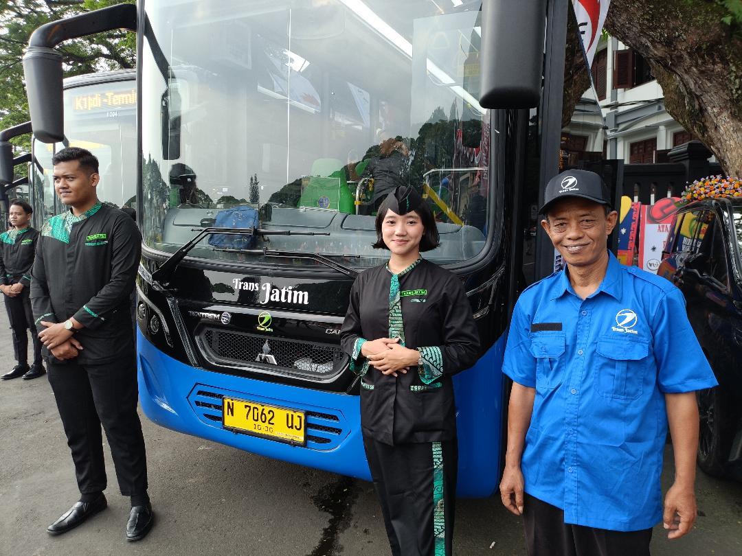 Sopir-dan-pegawai-Bus-Trans-Jatim-berfoto-di-depan-bus-yang-beroperasi-di-Malang-Raya.jpg