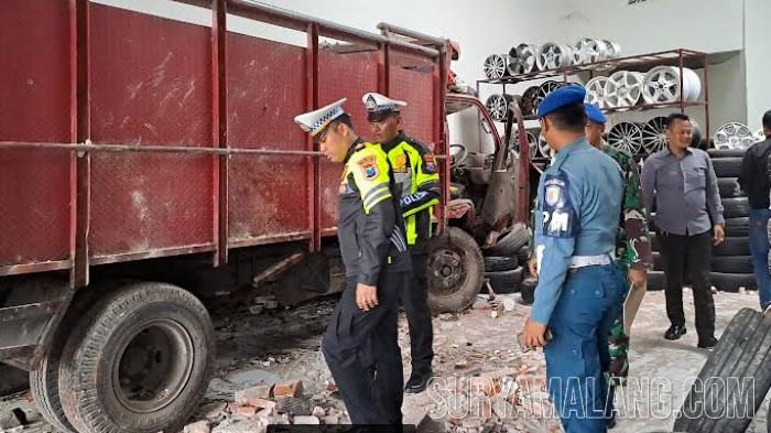 Sopir-truk-menabrak-menerobos-toko-ban-dan-velg-mobil-di-Jalan-Raya-Bululawang-Malang.jpg