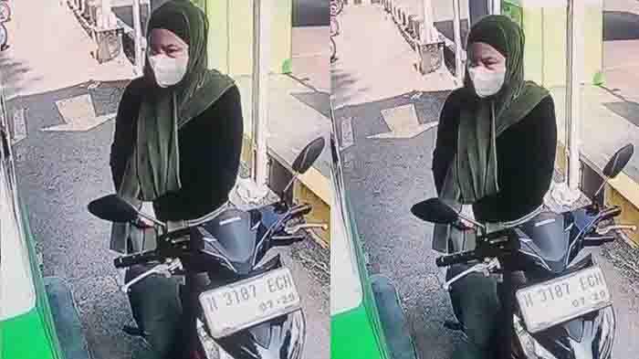 Sosok-wanita-berhijab-maling-helm-di-Stasiun-Malang.jpg