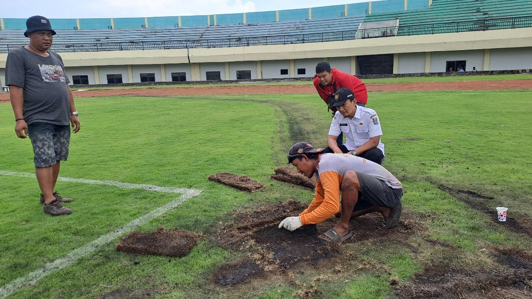 Stadion-Tuban-Sport-Center-TSC-saat-diperbaiki-rumputnya-Jumat-1432025.jpg