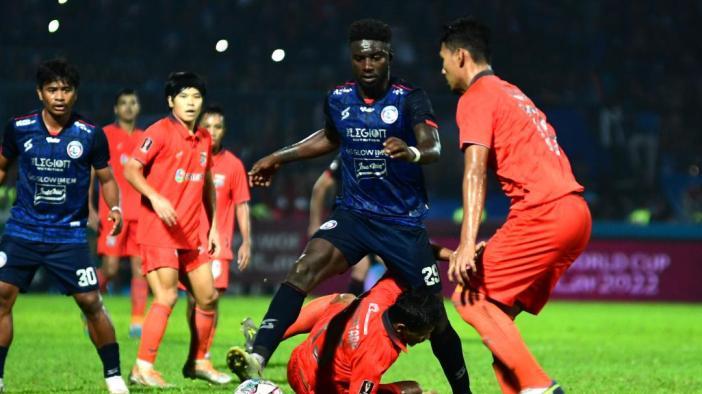 Striker-Arema-FC-Abel-Camara-melewati-pemain-Borneo-FC-dalam-laga-final-Piala-Presiden-2022.jpg