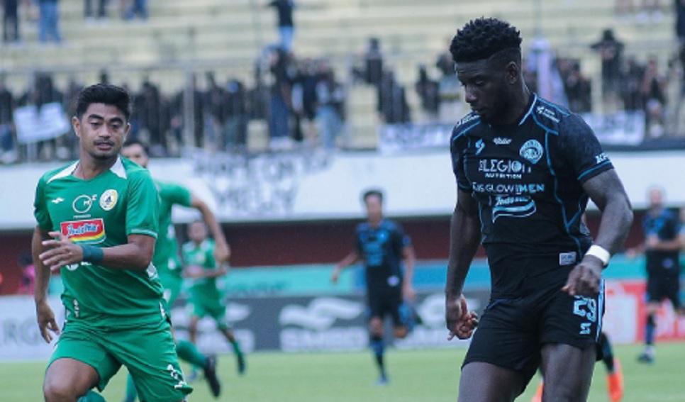 Striker-Arema-FC-Abel-Camara-saat-menghadapi-PSS-Sleman-di-Stadion-Maguwoharjo-Sleman.jpg