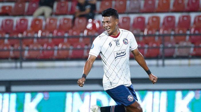 Striker-Arema-FC-Dedik-Setiawan-dalam-laga-melawan-Persis-Solo-pekan-22-Liga-1-2023.jpg
