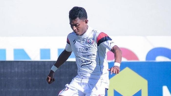 Striker-Arema-FC-Dedik-Setiawan-dalam-laga-melawan-Persita-Tangerang-Pekan-ke-15-Liga-1-2022.jpg