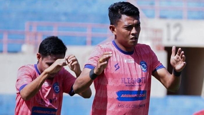 Striker-Arema-FC-Dedik-Setiawan-pemanasan-sebelum-menghadapi-Madura-United.jpg