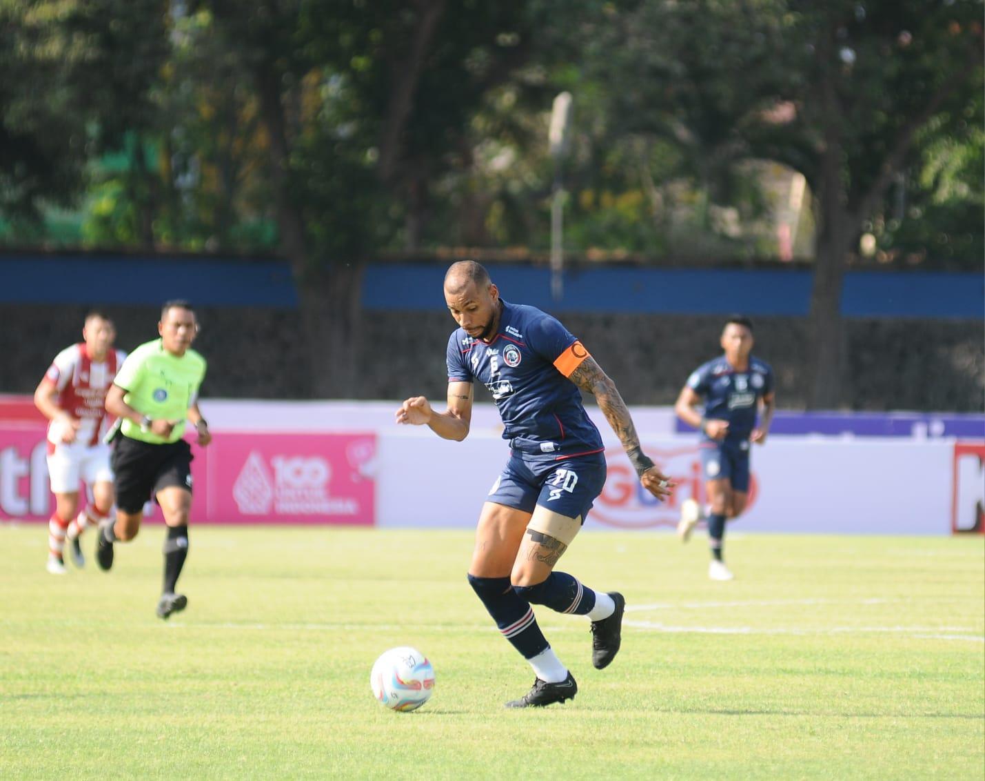 Striker-Arema-FC-Gustavo-Almeida.jpg