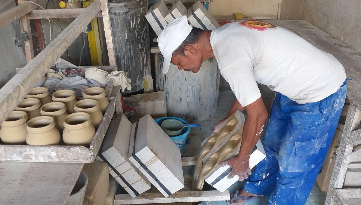 Suari-seorang-perajin-keramik-cetak-tuang-di-Kampung-Wisata-Keramik-Dinoyo.jpg