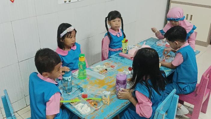 Begini Suasana Makan Bergizi Gratis di KB-TK Yasporbi Surabaya, Ada Ucapan Terima Kasih ke Prabowo