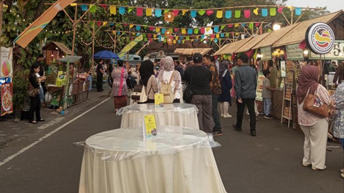 Suasana Pasar Malam Bergaya Klasik dengan Sentuhan Modern Belanda di Tong Tong Night Market Malang