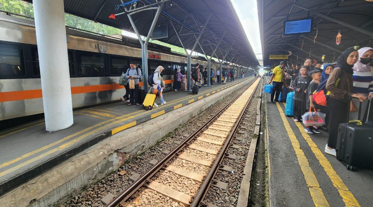 Suasana-Stasiun-Gubeng-Surabaya-Rabu-30425.jpg