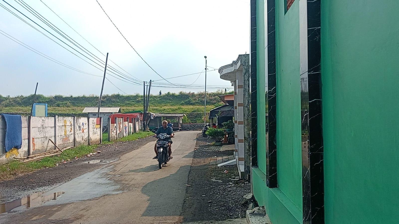Suasana-permukiman-penduduk-yang-berada-di-dekat-semburan-Lumpur-Lapindo-sidoarjo.jpg
