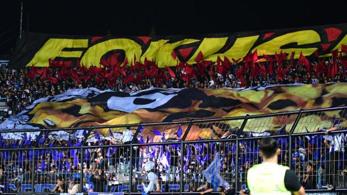 Supoter-Arema-FC-Aremania-memberikan-dukungan-saat-melawan-persebaya-surabaya.jpg